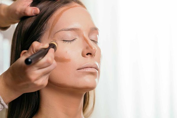 Quelle est la méthode la plus efficace pour réaliser un contouring des lèvres et obtenir un effet volume ?