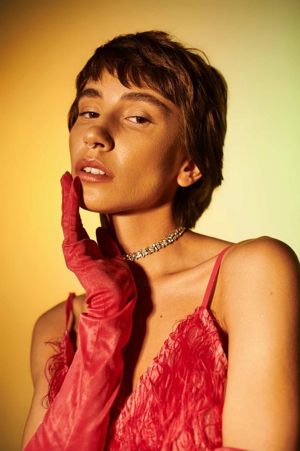 Quelles sont les meilleures façons de porter des gants longs pour une soirée élégante?