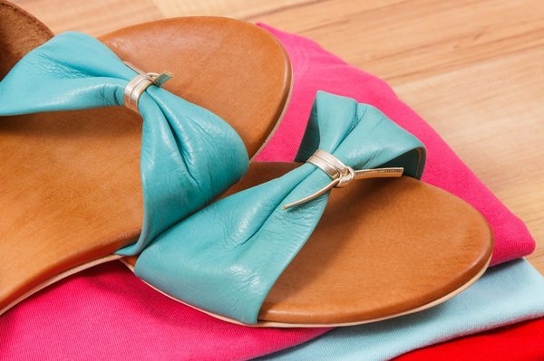 Comment porter des sandales à talons l'été sans compromettre le confort ?